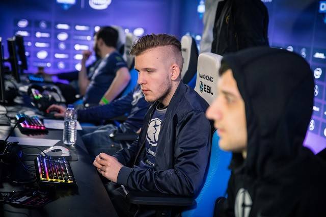 你永远无法赢得经济局！EDG因失误而输掉了第一局！ T1 1-0 EDG