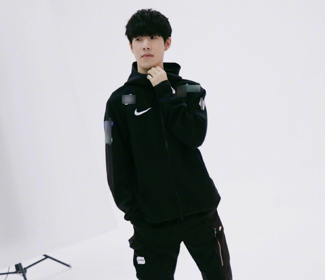 WBG发布定妆照花絮：2025全新赛季，志战新篇